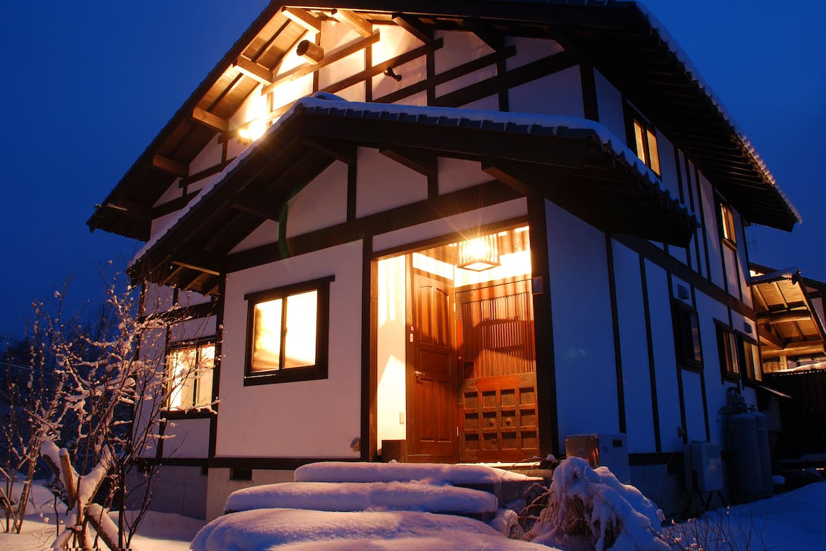 Murasaki (12 Adults) | WiFi (free), individually decorated, individually furnished, bed sheets