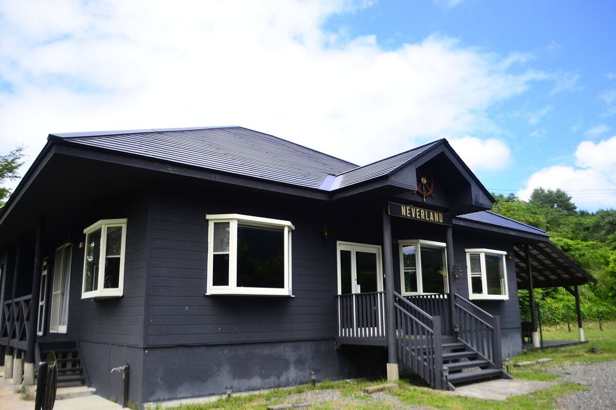 A black building with the sign "NEVERLAND" on the front.