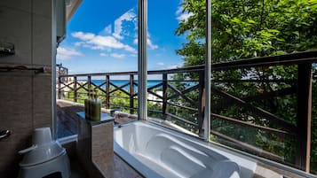 别墅, 海景 | 浴室 | 独立的浴缸和淋浴、深泡浴缸、免费洗浴用品、吹风机
