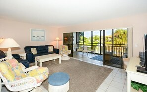 Televisie, een dvd-speler en een printer