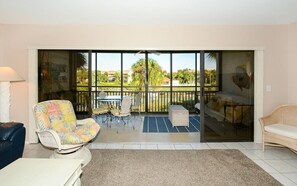 Televisie, een dvd-speler en een printer