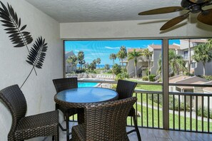 Outdoor dining - Chinaberry 426 - 2 Bedroom Condo with Private Beach with lounge chairs & umbrella provided, 2 Poo... (Siesta Key)