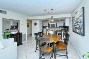 Dining area - Chinaberry 426- Beautifully updated and redecorated unit on the 2nd floor (Siesta Key)