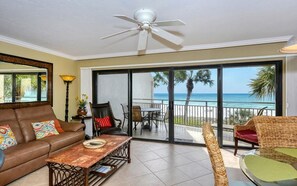 Televisie, een dvd-speler en een printer