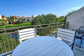 Outdoor dining - Firethorn 830 - 2 Bedroom Condo with Private Beach with lounge chairs & umbrella provided, 2 Pool... (Sarasota)