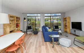 Televisie, een dvd-speler en een printer