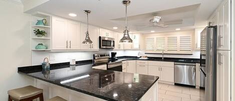 Réfrigérateur, micro-ondes, four, plaque de cuisson