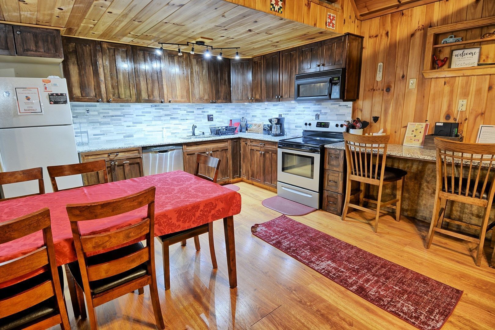 Manna Cabin-Private, Hot Tub, WIFI, Fire Pit, Pool Table, Arcade & Pets OK w/fee