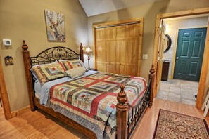 3 bedrooms, free WiFi, bed sheets - Relax at Manna Cabin in Fleetwood, NC - a cozy 3-bedroom retreat for 6! (Fleetwood)