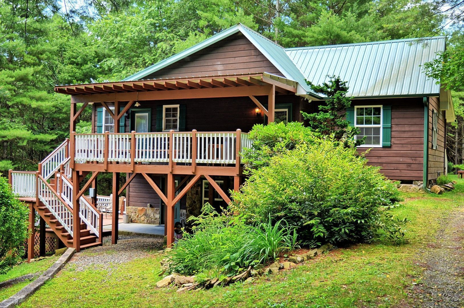 Manna Cabin-Private, Hot Tub, WIFI, Fire Pit, Pool Table, Arcade & Pets OK w/fee