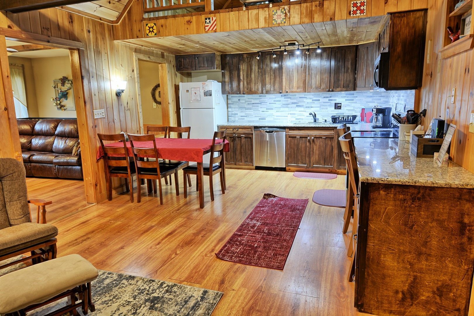 Manna Cabin-Private, Hot Tub, WIFI, Fire Pit, Pool Table, Arcade & Pets OK w/fee