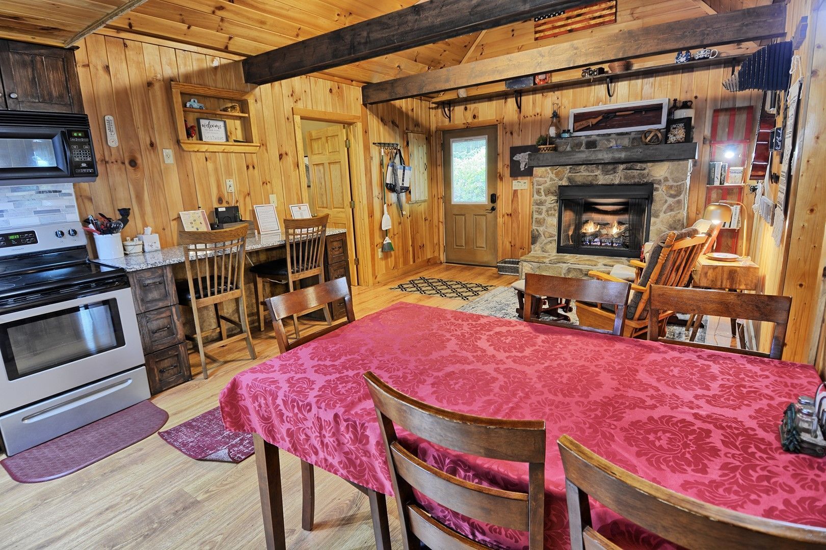Manna Cabin-Private, Hot Tub, WIFI, Fire Pit, Pool Table, Arcade & Pets OK w/fee