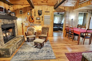 Smart TV, fireplace, books - Manna Cabin-Open for Bookings! Private, Hot Tub, WIFI, Game Room (Fleetwood)