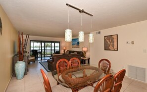 Televisie, een dvd-speler en een printer