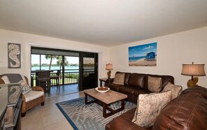 Televisie, een dvd-speler en een printer