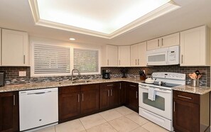 ثلاجة، ميكروويف، فرن، موقد طهي مسطح