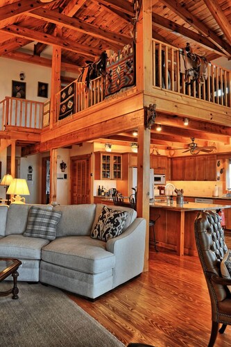 Vuoristonäkymä Laurel Ridge-3 BR / 3: ssa. 5 BA, HOT TUB, POOL TABLE, WiFI, AC, Näkymät, vuodepaikkoja 6!