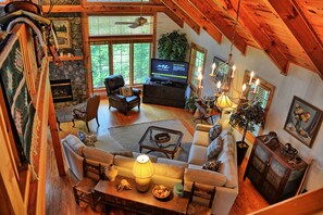 Een televisie, een open haard, een dvd-speler en een stereo