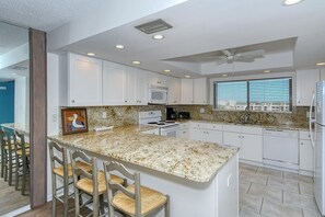 Een koelkast, een microgolfoven, een oven, een kookplaat