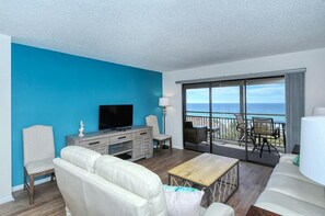 Televisie, een dvd-speler en een printer