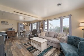 テレビ、DVD プレーヤー、書庫