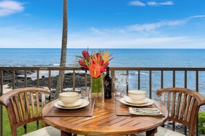 Outdoor dining - Deluxe Oceanfront Studio Condo (Kailua-Kona)