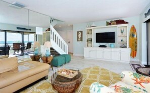 Flatscreentelevisie, een dvd-speler en een printer