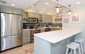 Een koelkast, een microgolfoven, een oven, een kookplaat