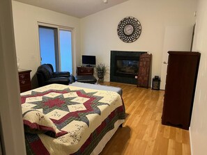 5 Schlafzimmer, Schreibtisch, Bügeleisen/Bügelbrett, Reisekinderbett