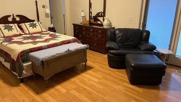 5 Schlafzimmer, Schreibtisch, Bügeleisen/Bügelbrett, Reisekinderbett