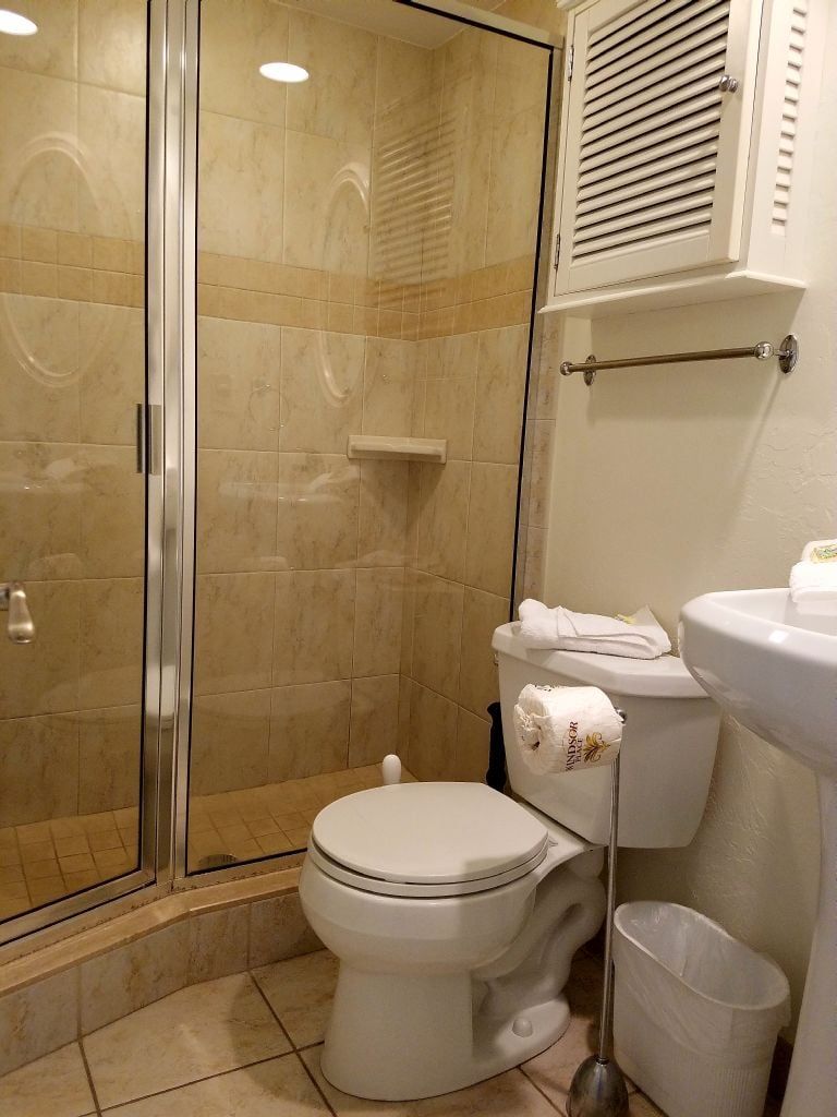 Ein Badezimmer mit Duschkabine, Toilette, Bidet und Waschbecken.