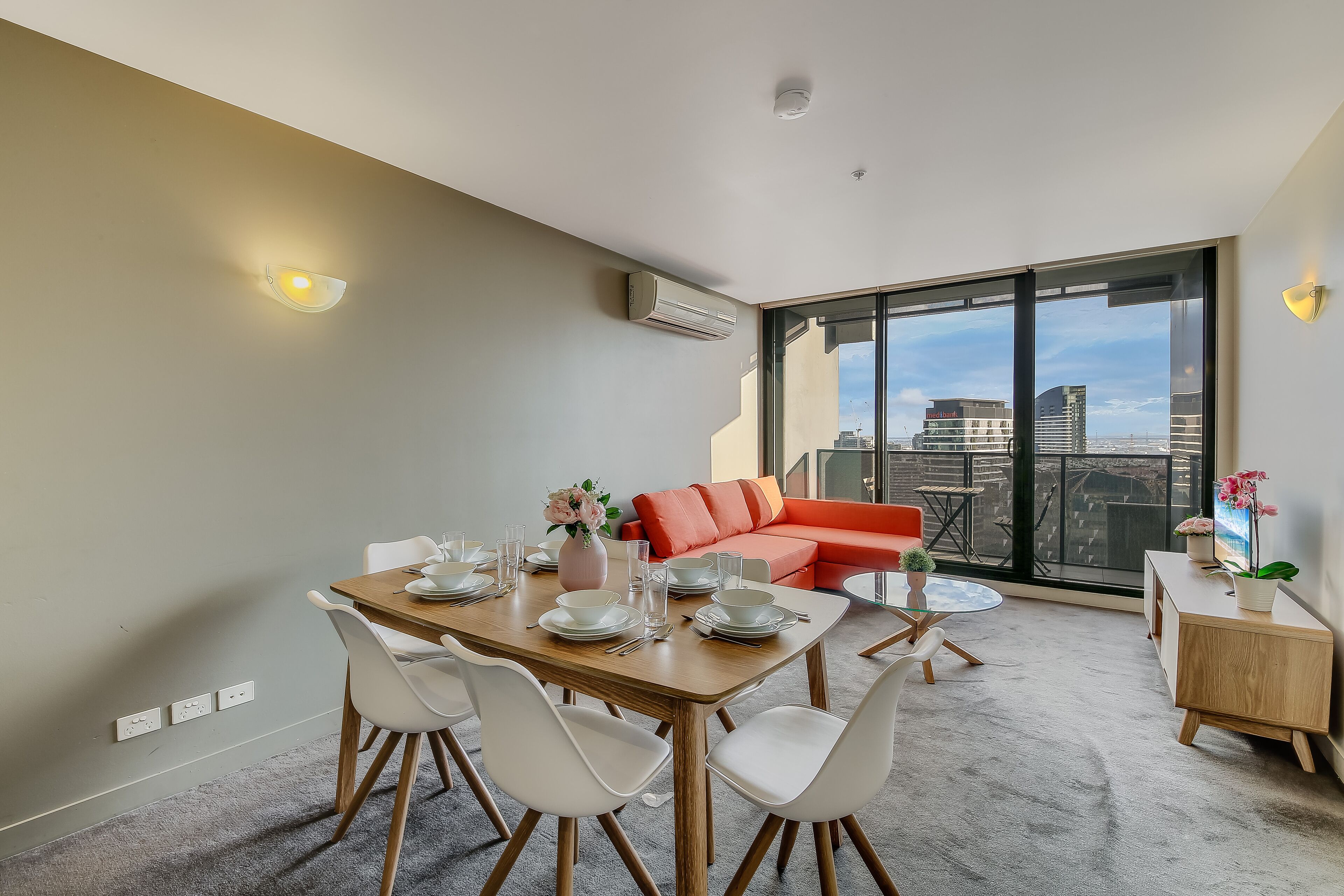 A Modern 2BR CBD Apt + City Views + FREE Parking