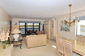 Televisie, een dvd-speler, een stereo en een printer