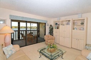 Televisie, een dvd-speler, een stereo en een printer