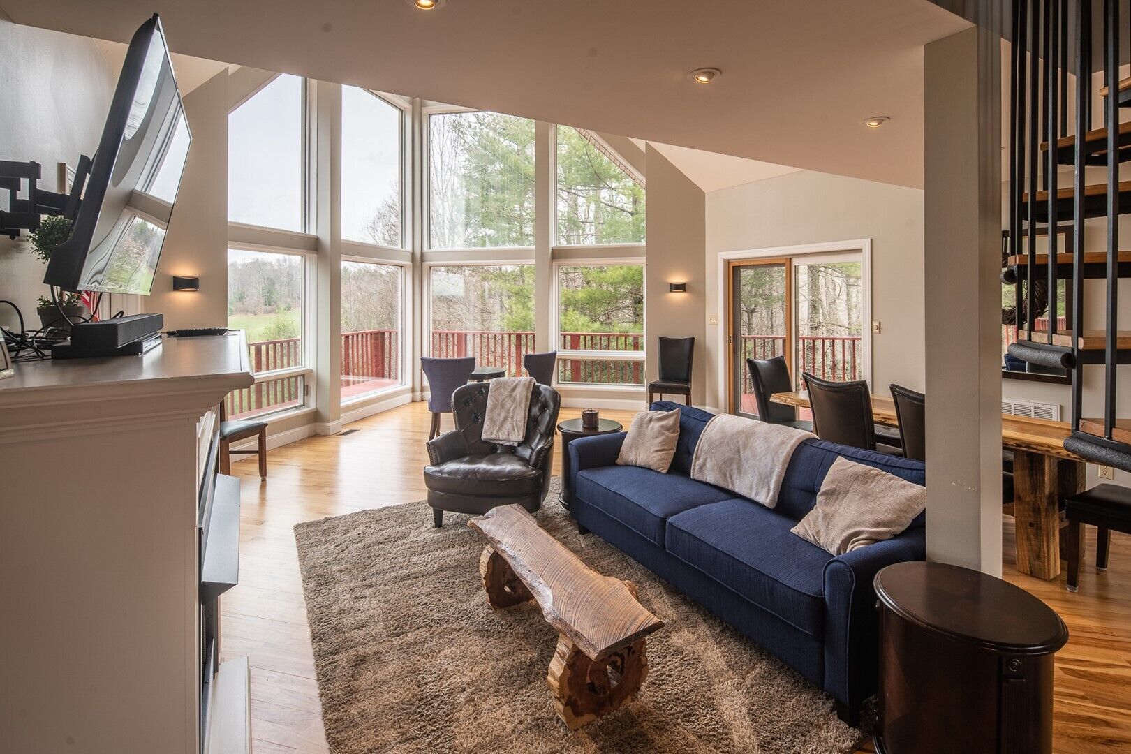 Wolf Ridge Chalet-6BR Chalet, Pool table, hot tub, fire pit, AC and more.