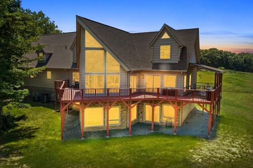 Wolf Ridge Chalet-Open for Bookings! Game Room, Sleeps 18, Hot Tub