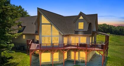 Wolf Ridge Chalet-Open for Bookings! Game Room, Sleeps 18, Hot Tub