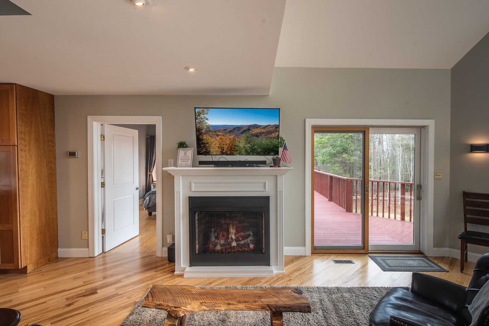 Wolf Ridge Chalet-6BR Chalet, Pool table, hot tub, fire pit, AC and more.