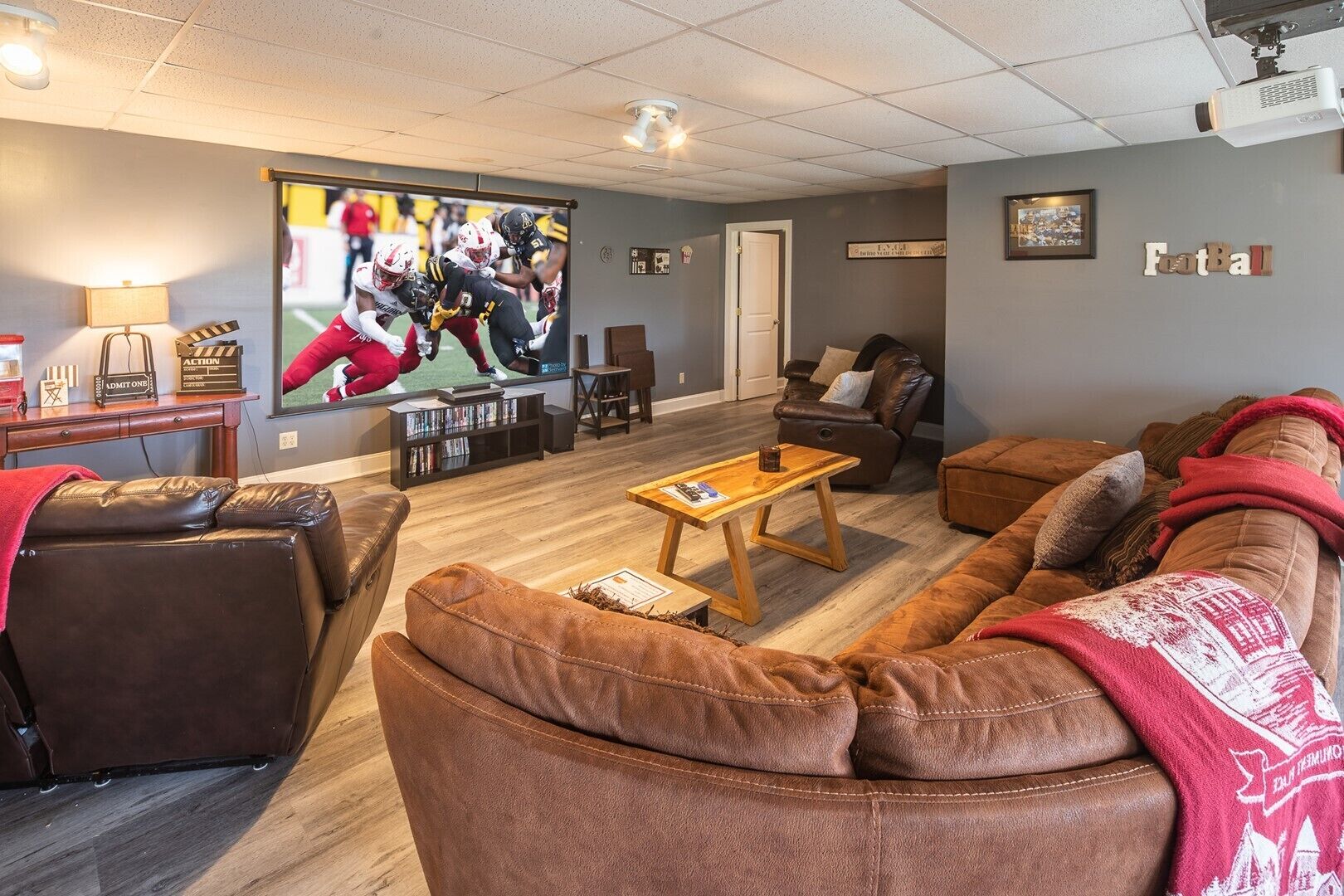 Wolf Ridge Chalet-6BR Chalet, Pool table, hot tub, fire pit, AC and more.