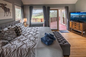 7 bedrooms, free WiFi, bed sheets - Wolf Ridge Chalet in Fleetwood, NC: A spacious 7-bedroom escape for 18! (Fleetwood)