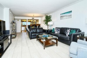 Télévision à écran plat, lecteur de DVD, imprimantes