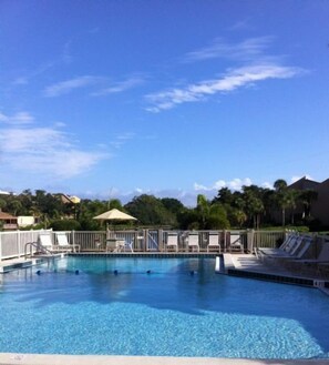 Een verwarmd zwembad en ligstoelen