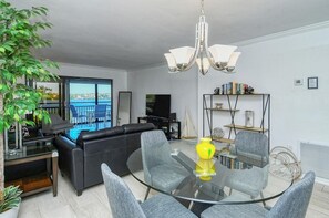 Télévision à écran plat, lecteur de DVD, imprimantes