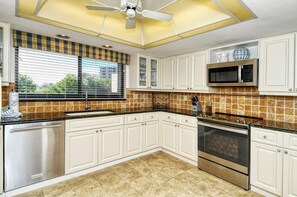 Een koelkast, een microgolfoven, een oven, een kookplaat