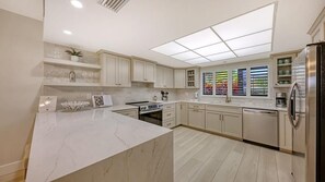 Wasserkocher mit Kaffee-/Teezubehör, Kühlschrank, Mikrowelle, Ofen