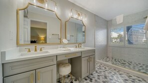 Een haardroger, handdoeken