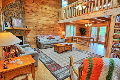 Mountain Heir-Open for Bookings! HOT TUB, Pool Table, Wi-Fi & AC