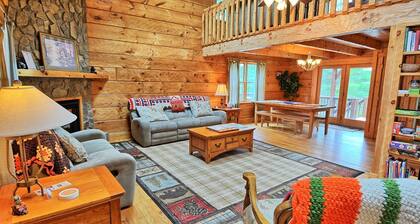 Heir-Beautiful Mountain Cabin w / Whirlpool, Billardtisch, Wi-Fi & AC!