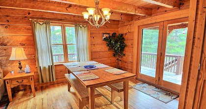 Mountain Heir-Open for Bookings! HOT TUB, Pool Table, Wi-Fi & AC