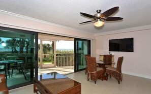 Televisie, een dvd-speler en een printer